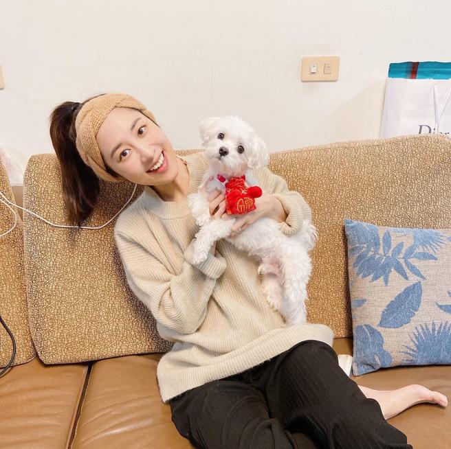 韓雨潔分享與屏東老家領養的馬爾濟斯「嘟嘟」的故事。（浪愛集食提供）