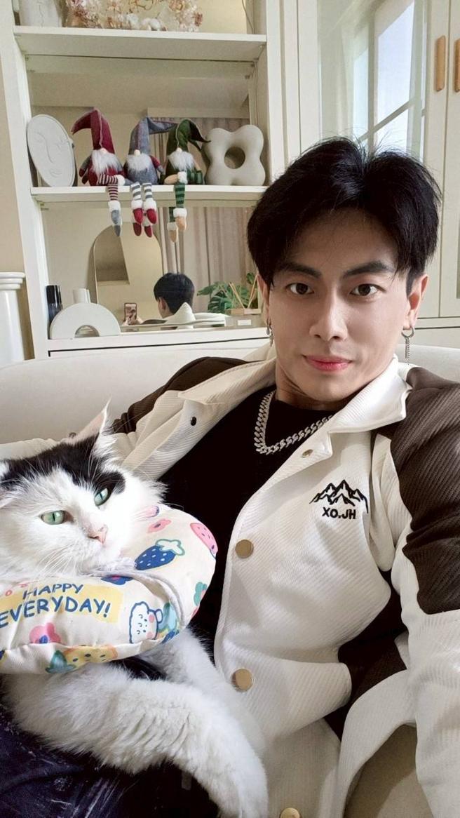 唐子元外型剛強，卻是名符其實的貓派。（浪愛集食提供）