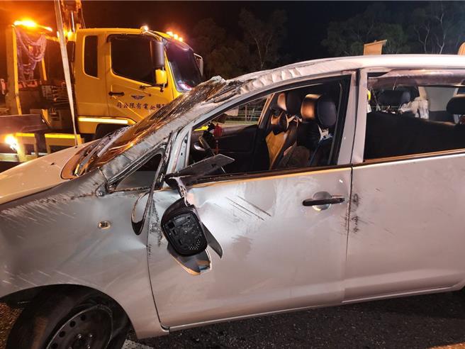 疑似閃躲貓，車輛撞分隔島後翻覆。（警方提供／王志偉花蓮傳真）