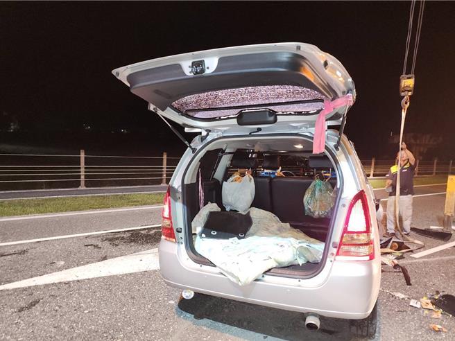 疑似閃躲貓，車輛撞分隔島後翻覆。（警方提供／王志偉花蓮傳真）