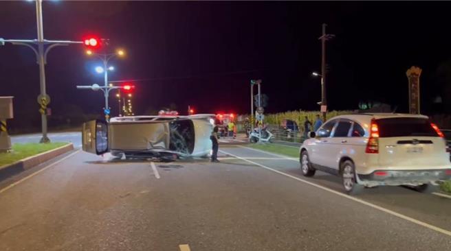 疑似閃躲貓，車輛撞分隔島後翻覆。（警方提供／王志偉花蓮傳真）