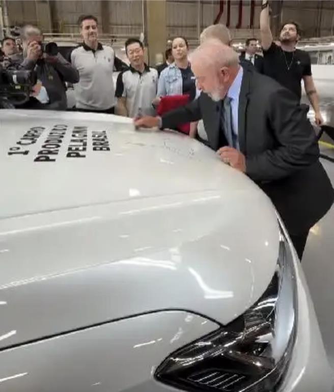 巴西总统鲁拉出席陆车企工厂开幕式。（图为鲁拉16日在其社交平台发布的影音截图）