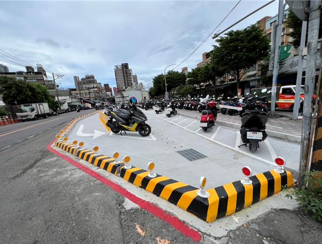 新北市养工处偕同相关局处排除占用，新增141个汽机车免费停车格，解决车辆违停等乱象。（图／新北市工务局）