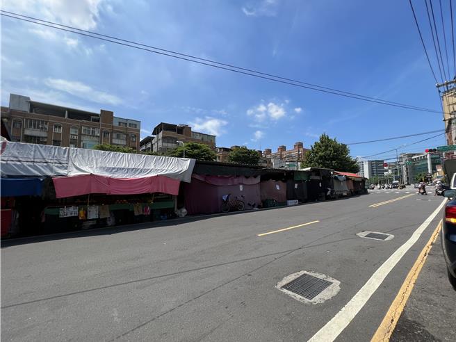 树林区博爱街一处公有土地长期遭铁皮屋、摊贩占用，堆积垃圾和鸽笼等杂物，严重影响市容整洁。（图／新北市工务局）