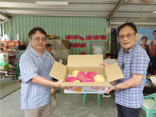 原住民族委員會主委曾智勇認購700盒那瑪夏芒果與各式農特產，允諾全力協助山區道路及各項設施修復，並幫助原鄉產業度過災害侵擾。（任義宇攝）