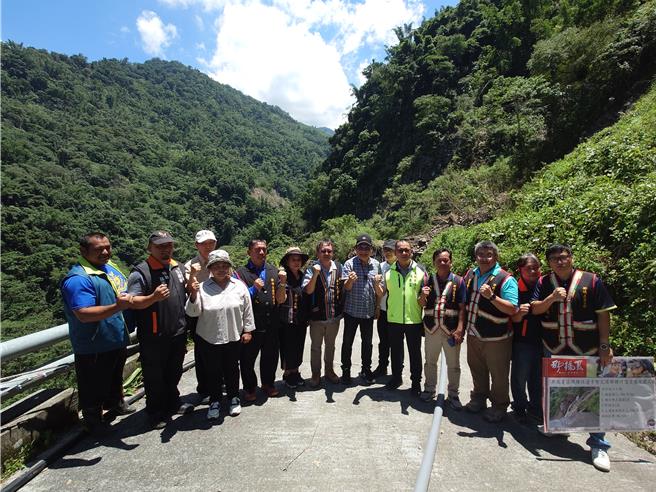 曾智勇走進受損產業道路勘災，允諾全力協助山區道路及各項設施修復。（任義宇攝）