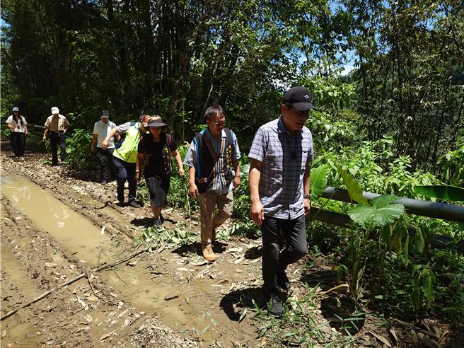 曾智勇走進受損產業道路勘災，允諾全力協助山區道路及各項設施修復。（任義宇攝）