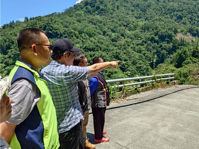 曾智勇走進受損產業道路勘災，允諾全力協助山區道路及各項設施修復。（任義宇攝）