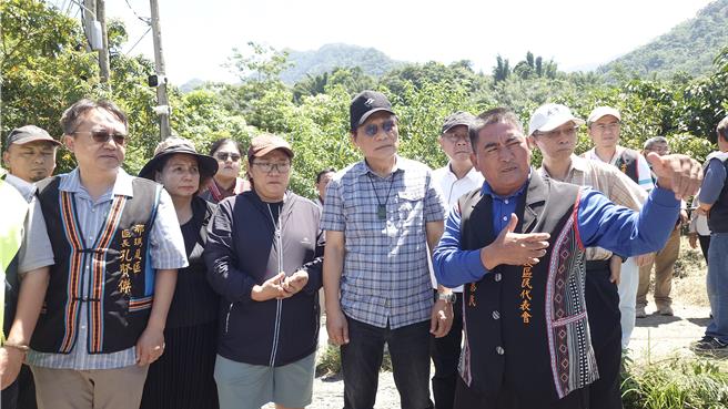 芒果農感嘆災害釀損失慘重，曾智勇說會與區公所全力協助農民向農業部協助進行災害補助。（任義宇攝）