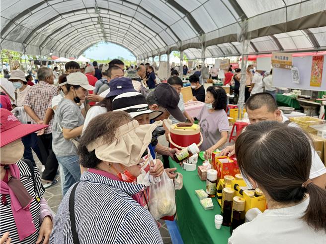 高雄大崗山龍眼蜂蜜文化節16日於大崗山如意公園開幕，現場數10間攤位展售新鮮蜂蜜產品。（紀爰攝）