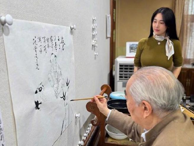 范曾2024年發文宣布再婚時，分享了一張與新婚妻子徐萌的合影。（圖／新浪網）