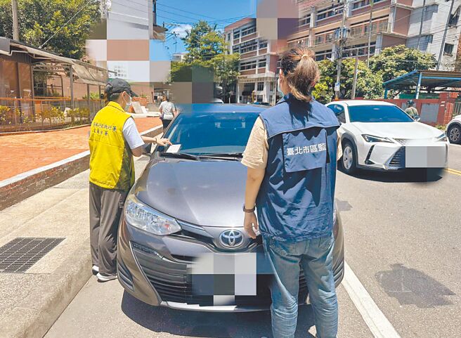 行政執行署宜蘭分署在公務車上架設行動車牌辨識系統後，14日在基隆市區查獲一部積欠罰款大戶，並當場查封車輛。（行政執行署宜蘭分署提供／張志康基隆傳真）