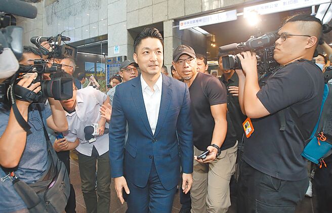 台北市长蒋万安（中）15日出席「抗战胜利与台湾光復80周年纪念」图片展开幕式时，针对2025台北上海双城论坛可能在9月25日至27日举办的消息，蒋万安未正面回答，仅表示「没有办不办的问题，只有什么时候办的问题」。（范扬光摄）