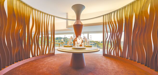 卡地亚《自然艺境》珠宝展，场布融入野柳的海蚀岩景。（CARTIER提供）