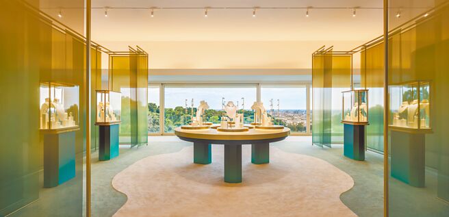 卡地亚《自然艺境》珠宝展，背景是太鲁阁的险峻峡谷。（CARTIER提供）