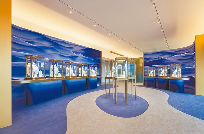 卡地亚《自然艺境》珠宝展，有如置身日月潭的湖光山色。（CARTIER提供）