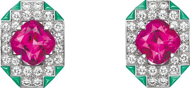 首度来台于《自然艺境》珠宝展亮相的卡地亚QUADRUM红碧玺耳环。（CARTIER提供）