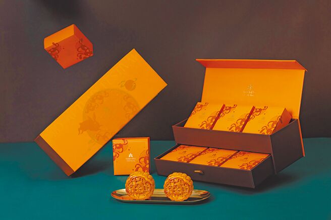 日航酒店今年的秋節禮盒除了傳遞祝福，打開禮盒的瞬間也充滿節日儀式感。（高雄日航酒店提供）