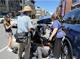 宜蘭頭城機車相撞 熱心民眾撐傘報警暖心護傷者