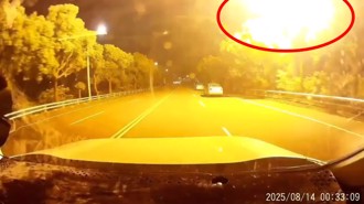 開車遇路燈突爆炸！ 疑遭「閃電擊中」火星噴滿全車