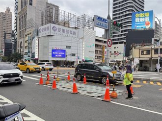 高雄道路驚見大坑洞！大順博愛路口道路下陷 水利局急戒備
