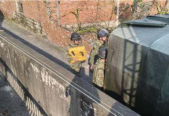 廢棄物堆內驚見未爆彈！ 老翁重摔竟說「這不要緊的」