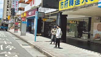 北市 1945站牌無遮蔽 日曬雨淋等公車