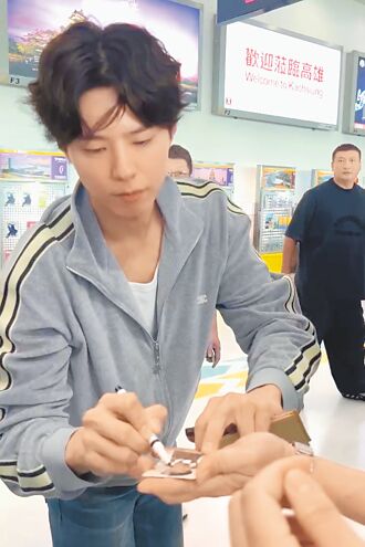 朴寶劍燦笑送飛吻 親和力十足