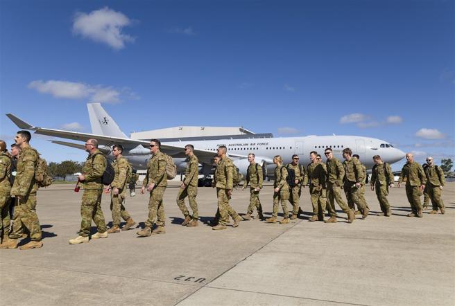  澳軍在東部安伯利空軍基地，搭乘KC-30A加油機前往菲律賓參加演訓。（取自澳洲國防部網站）