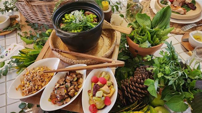 桃園大溪中庄推韭鄉質感農場餐桌。(桃市農業局提供／呂筱蟬桃園傳真)