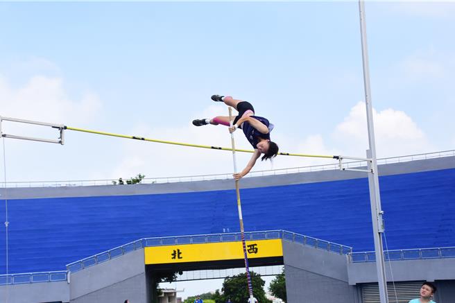 田尾鄉陳萱菻以3公尺65打破社會女子組撐竿跳高3公尺41的大會紀錄。（彰化縣政府提供／葉靜美彰化傳真）