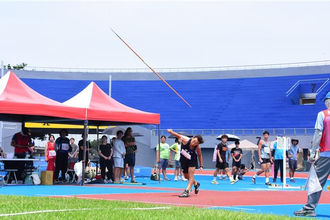 田尾鄉邱于庭以50公尺39打破社會女子組標槍49公尺73的大會紀錄。（彰化縣政府提供／葉靜美彰化傳真）