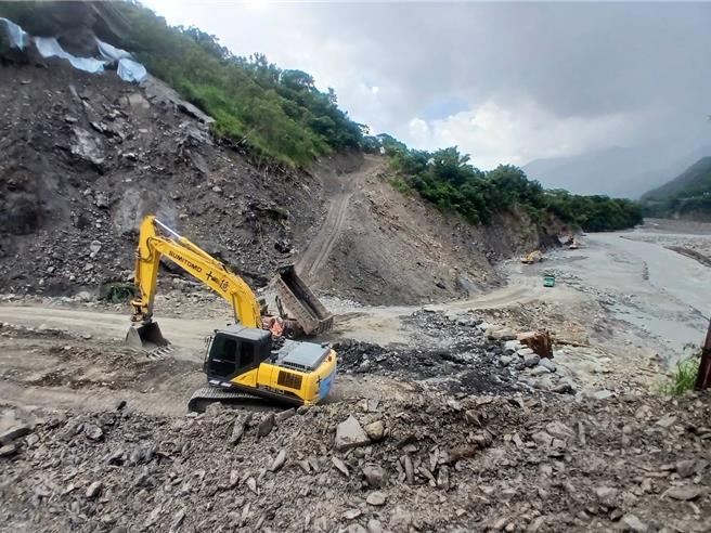 台20線南橫公路88公里處勝境橋，在0728豪雨影響橋墩、橋台受損，目前限重3.5公噸以下車輛通行，桃源區長杜司偉嘆部落修復工程難以進行。（公路局提供／任義宇高雄傳真）