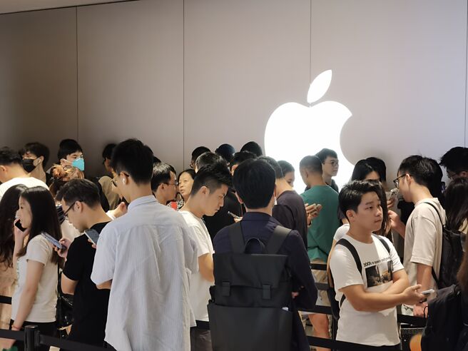 無畏大陸手機市占快速下降，蘋果繼續衝刺大陸布局。圖／中新社