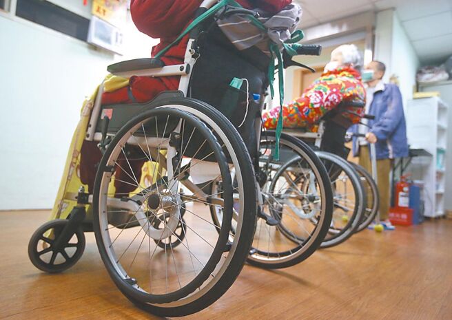 在少子化、家庭结构改变与高龄独居比例攀升的背景下，使长照资源的可近性与财务规划成为迫切课题。图／本报资料照片