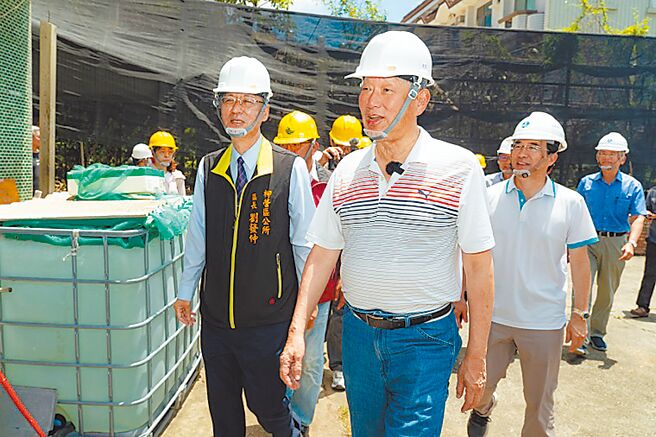 经济部长郭智辉（右）16日突然勘查台南市柳营区风灾受灾户修缮状况，柳营区长刘发仲（左）陪同。（摘自经济部水利署网站／程炳璋台南传真）