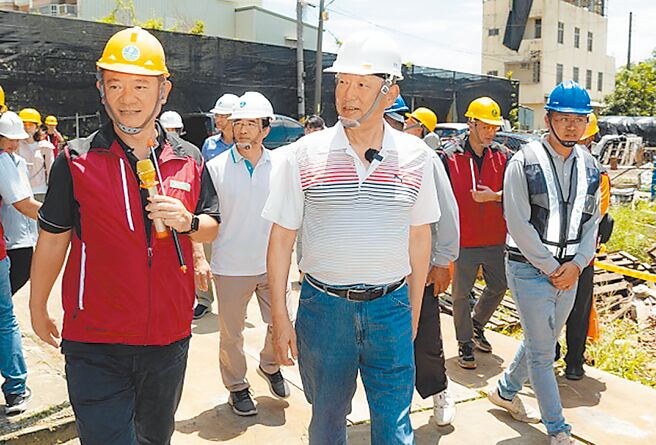经济部长郭智辉（前右）16日低调访视台南市柳营区风灾受灾户修缮状况。（摘自经济部水利署网站／程炳璋台南传真）
