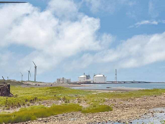 大陆云南41岁宋姓父亲想为17岁儿子寻找更好出路，今年5月从福建搭乘橡皮艇偷渡来台，桃园地检署侦结，依《入出国及移民法》起诉他，儿子则由少年法庭审理中。（本报资料照片）