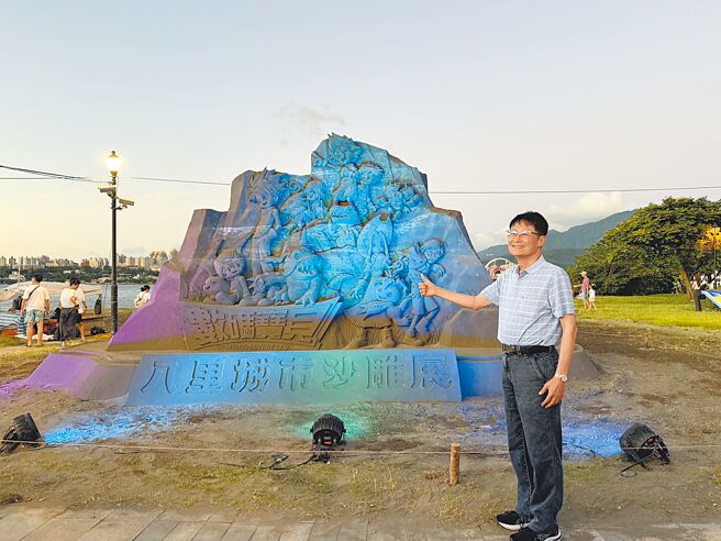 「2025八里城市沙雕展」16日在八里左岸公园盛大登场，今年展览特别与经典动画《数码宝贝》合作，以「被选召的孩子们」为主题，规画22座沙雕与6座光雕装置。（新北市高滩处提供／高钧麟新北传真）