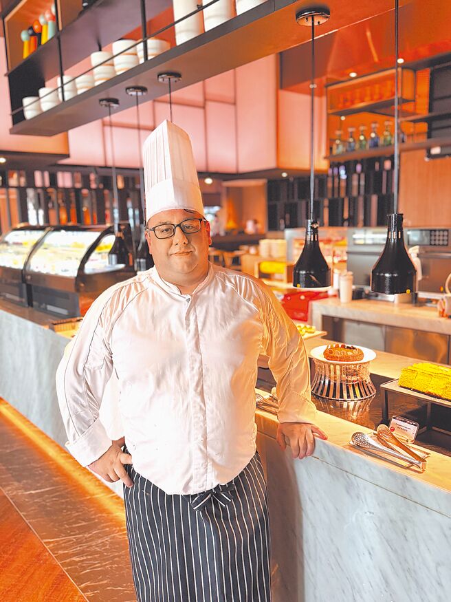 义大利籍主厨Volpato Fabio掌舵高雄万豪酒店「豪享自助餐厅」。（洪秀瑛摄）