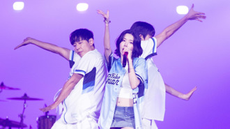 權恩妃巨蛋開唱辣翻天！F級「水彈女王」貼草地熱舞掀暴動