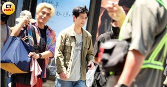 片場直擊》周渝民當黃牛現身電影街　把妹招數逗樂張鈞甯