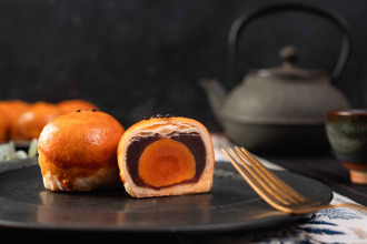 一年只卖一次！全台最老蛋行「协兴蛋业」米其林等级蛋黄酥中秋限量开卖