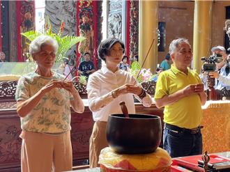 拜天公三度强调「清清白白、不容诬赖」 林岱桦喊参选到底　