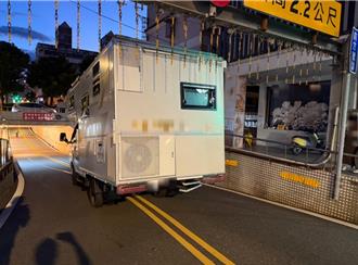 羅東地下道又「卡車」！露營車誤闖限高     居民無奈：每年都有