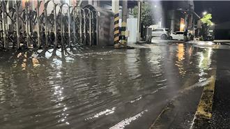 影》台東「天乾無雨」竟淹水 馬路變小河、水灌民宅
