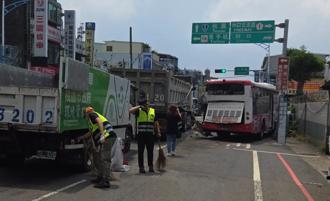 龜山萬壽路3大車連環撞 波及電箱害停電號誌失靈