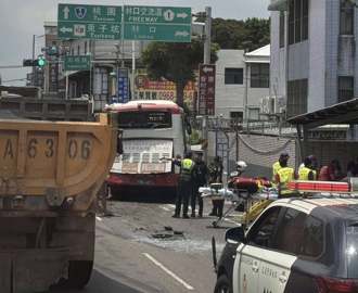 桃園重大車禍！公車上下客遭砂石車追撞    嚴重毀損6乘客受傷