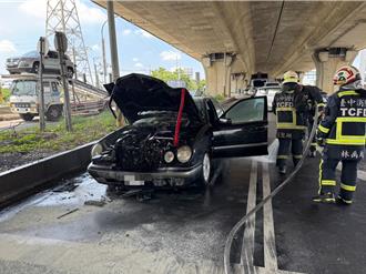 台中男開老賓士車上班突起火　公車司機見義勇為救火
