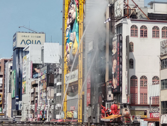 影》大阪道頓堀大火釀2消防員殉職 大樓燒成焦黑廢墟